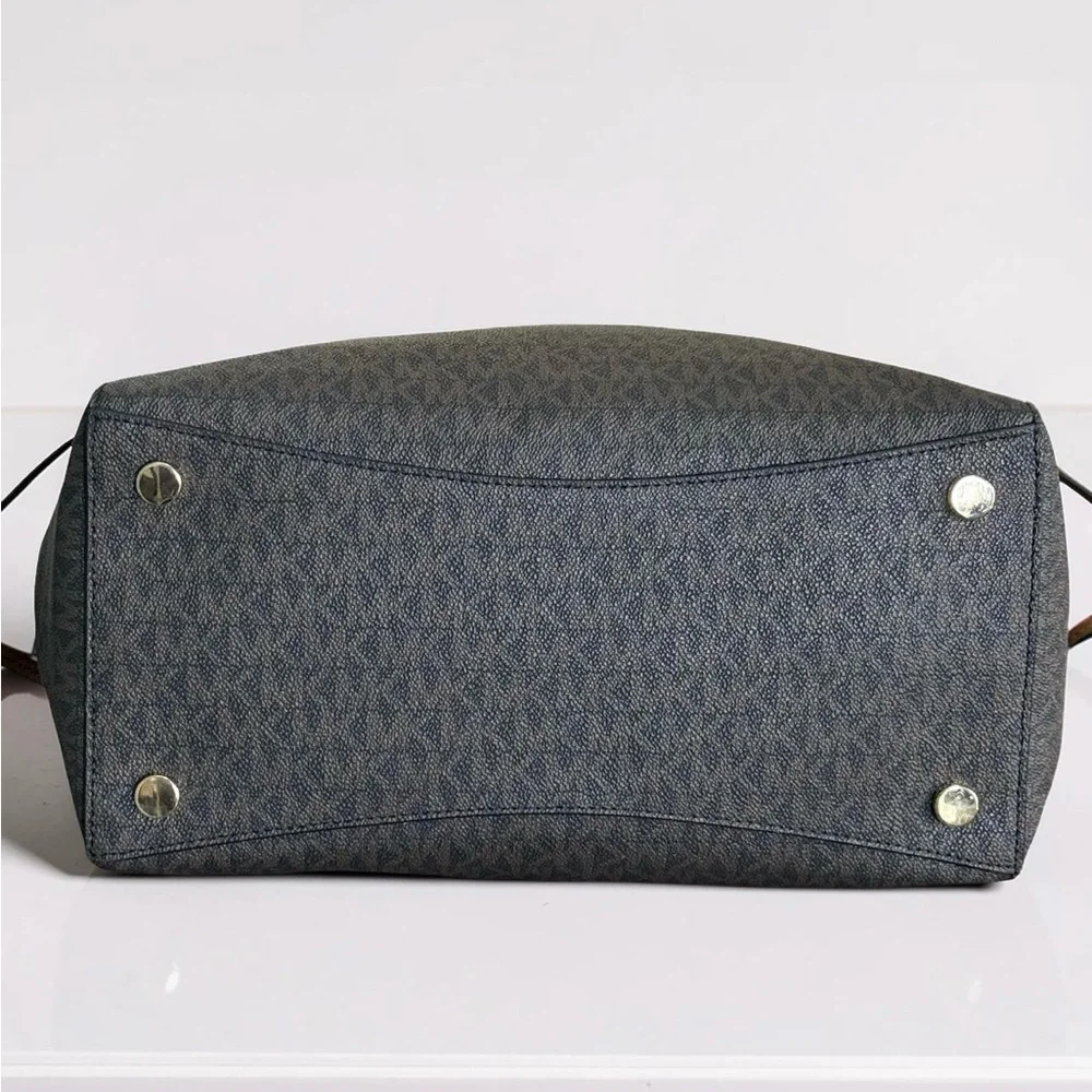 Michael Kors Voyager East West Tote Bag! EUC!! - Picture 5 of 15
